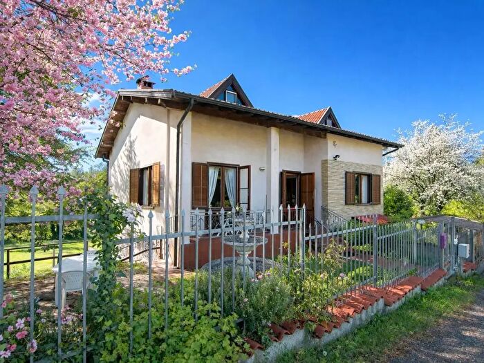 Casa con 10 locali in vendita in Roncaglie, Alta Val Tidone