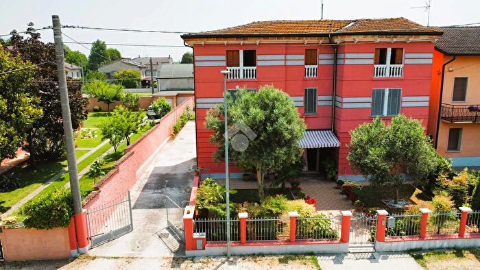 Casa quadrilocale in vendita in Via Dante Alighieri, Bagnolo San Vito