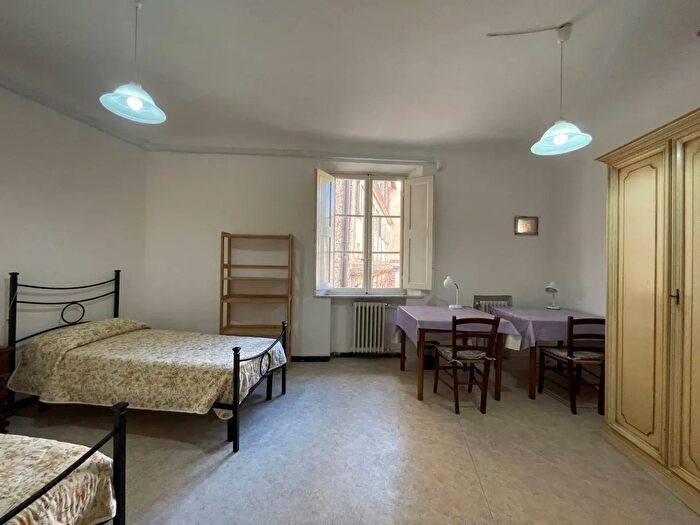 Appartamento trilocale in affitto in Via Città, Siena