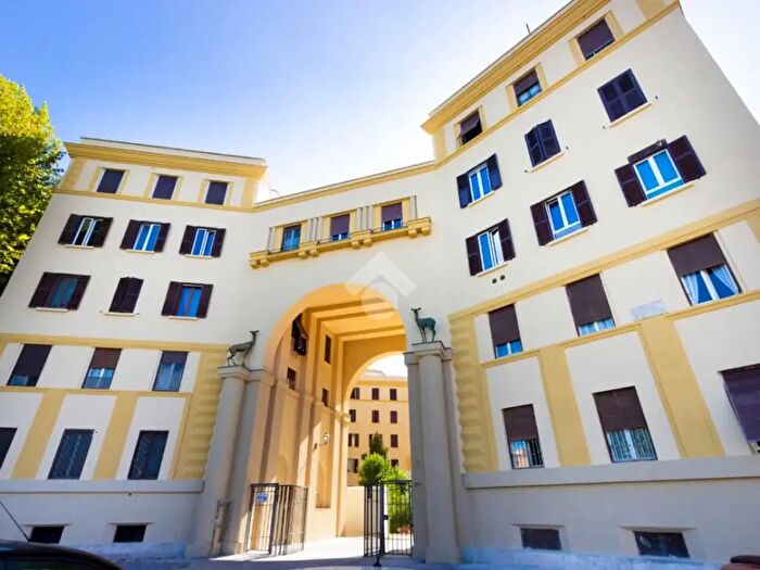 Appartamento trilocale in vendita in Piazza Tommaso De Cristoforis, Roma