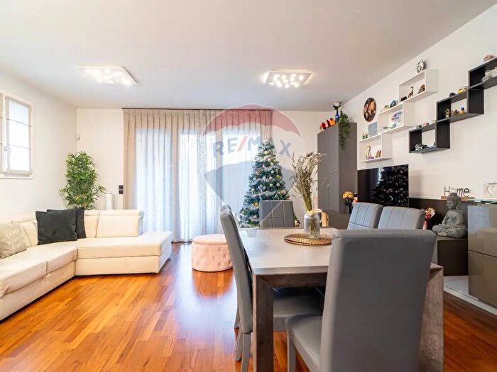 Appartamento trilocale in vendita in Via Calestani, Parma