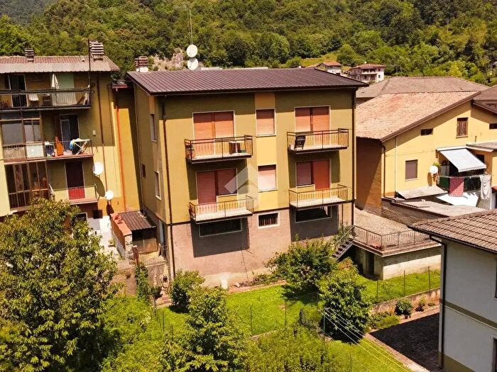 Casa con 8 locali in vendita in Via Comunale, Vobarno