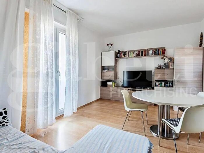 Appartamento quadrilocale in vendita in Via Costantino Baroni, Milano