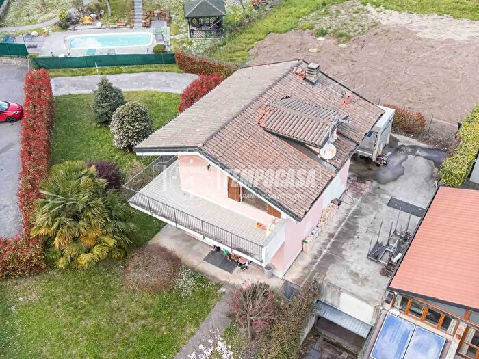 Casa trilocale in vendita in Molteno