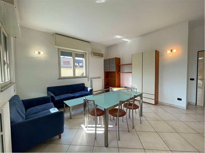 Appartamento trilocale in affitto in Via Fracastoro, Ponte Nuovo, Milano