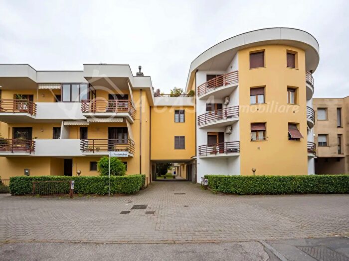 Appartamento trilocale in vendita in Via Josip Broz Tito, Parma