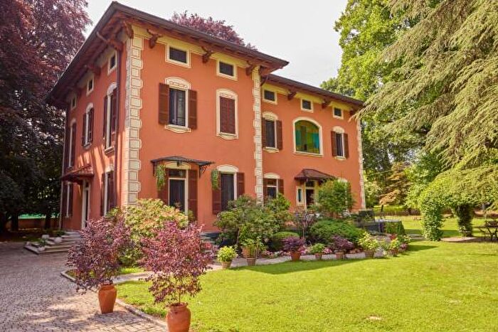 Casa con 6 locali in affitto in Via Oltrona, Lurate Caccivio