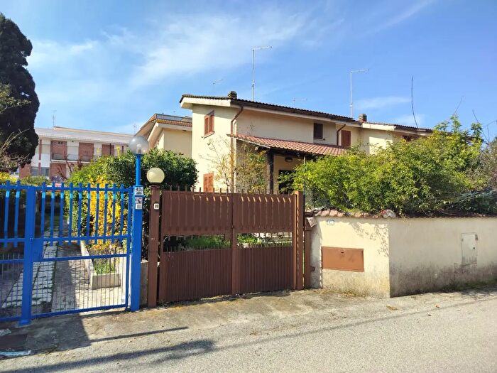 Casa con 6 locali in vendita in Via dei Tulipani b, Ardea
