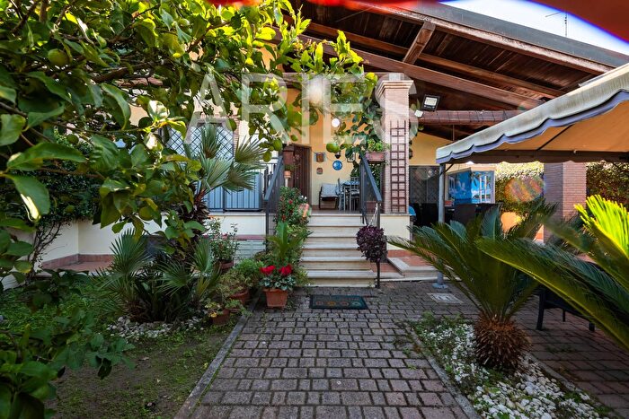 Casa quadrilocale in vendita in Via Lavarone, Roma