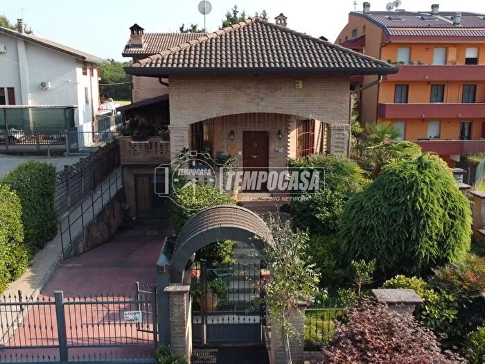 Casa con 5 locali in vendita in Cesate