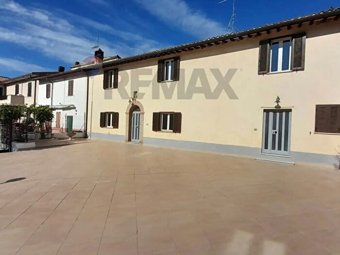 Casa con 6 locali in vendita in Foligno