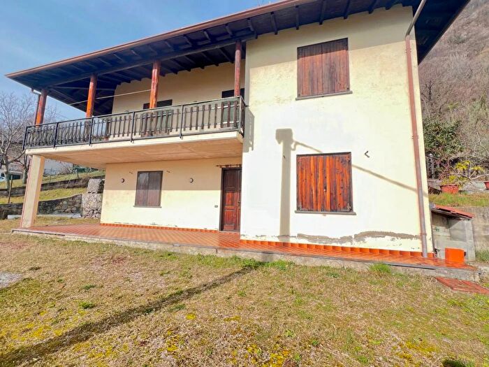 Casa con 5 locali in vendita in Strada AltaBianzano, Bianzano
