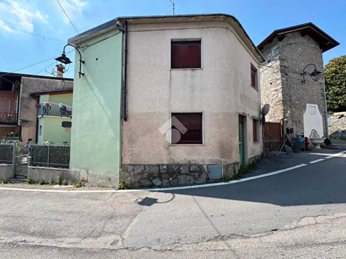Casa bilocale in vendita in Via Garibaldi, Solto Collina
