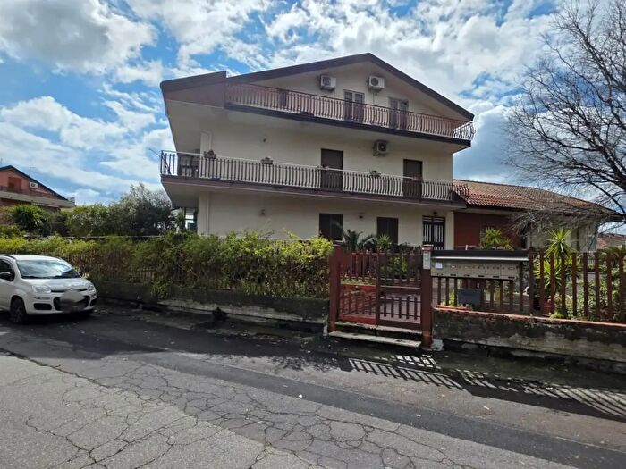 Appartamento trilocale in vendita in Aci SantAntonio