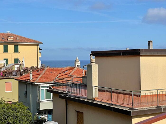 Appartamento trilocale in affitto in Via Defferrari, Centro, Noli