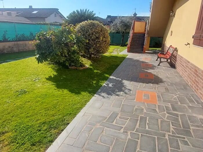 Casa con 8 locali in vendita in Massa