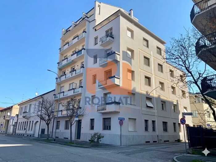 Appartamento trilocale in vendita in Via Eredi Farina, Pavia