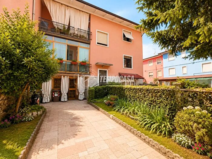Casa quadrilocale in vendita in Traversa Diciottesima Villaggio Sereno, Brescia