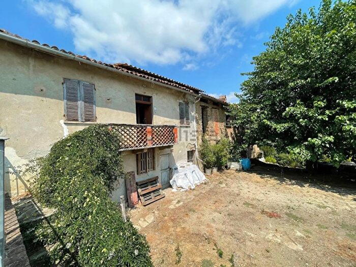 Casa con 10 locali in vendita in Santo Stefano Belbo