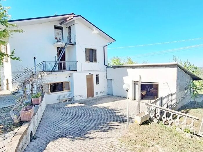 Casa con 12 locali in vendita in Montebello Di Bertona