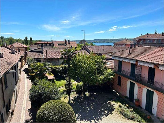 Appartamento bilocale in affitto in Via Visconti, Centro, Angera