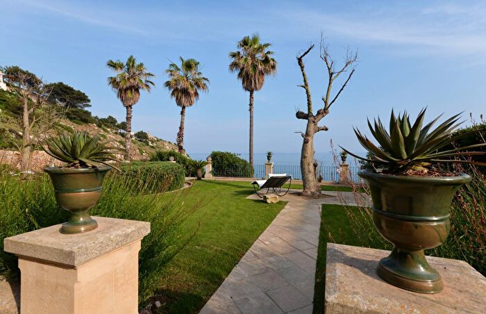 Casa con 8 locali in vendita in Via Duca del Mare, Castro