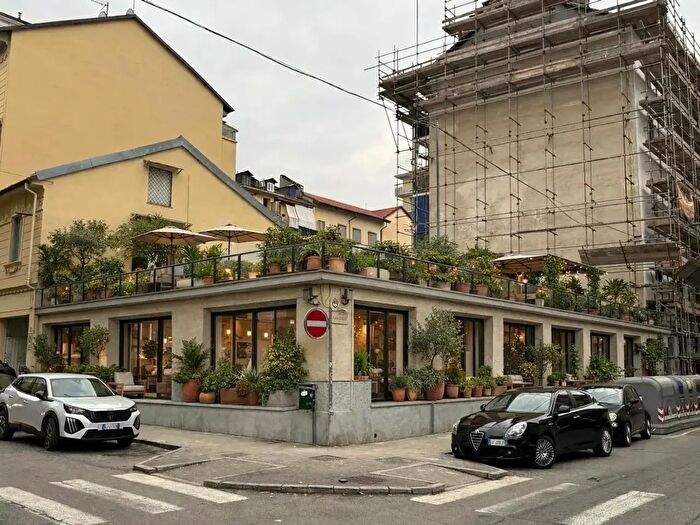 Appartamento trilocale in vendita in Via Arezzo, Torino