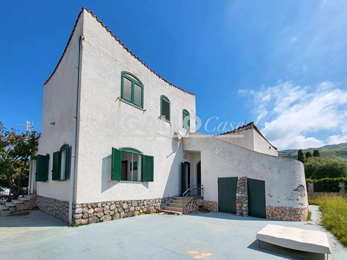 Casa con 8 locali in vendita in Bonifati