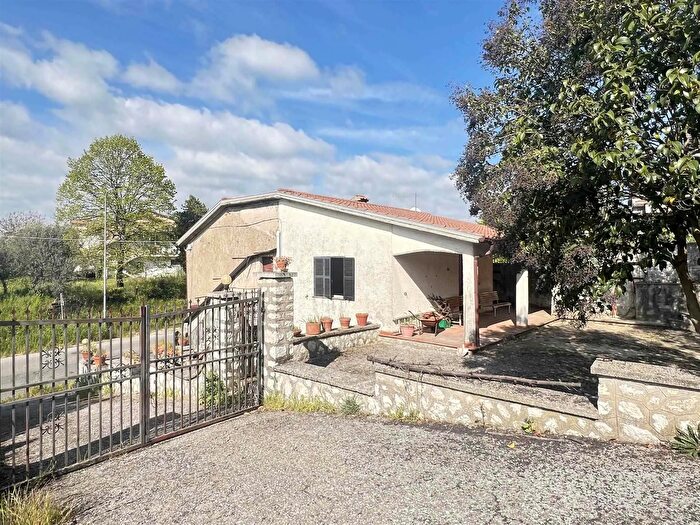 Casa con 9 locali in vendita in Montebuono, Montebuono