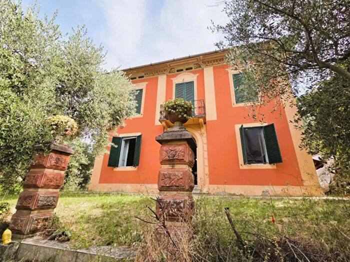 Casa con 9 locali in vendita in Lucca