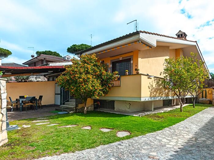 Casa quadrilocale in vendita in Via Pier Alessandro Guglielmi, Roma