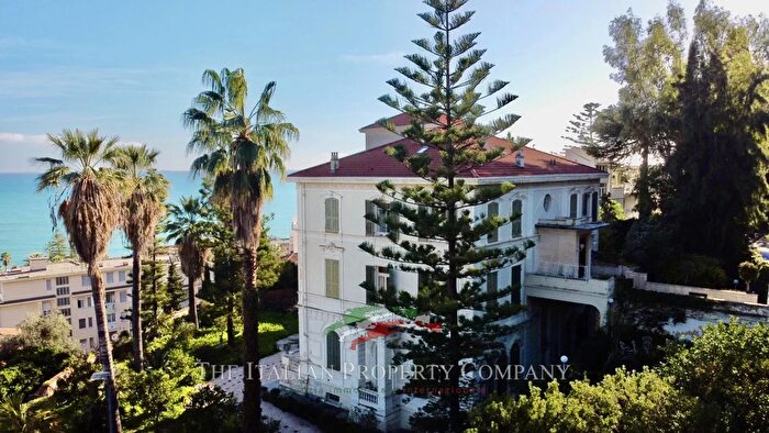 Casa con 9 locali in vendita in Sanremo