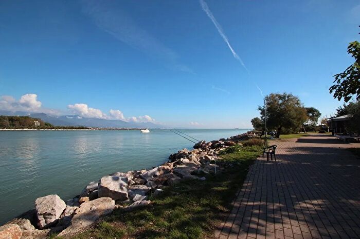Appartamento quadrilocale in vendita in Via C a Fabbricotti, Ameglia