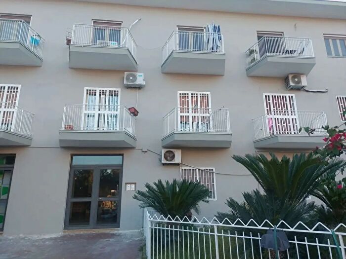 Appartamento quadrilocale in vendita in Via Terracina, Napoli