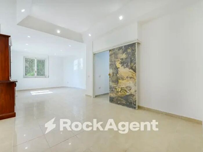 Appartamento con 5 locali in vendita in Via Francesco Petrarca, Napoli