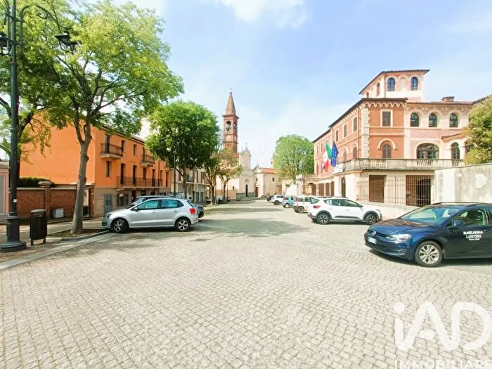 Casa con 6 locali in vendita in Piazza Tommaso Villa, Valfenera