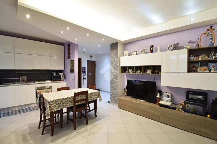 Appartamento trilocale in vendita in Via Guido Cavalcanti, Torino