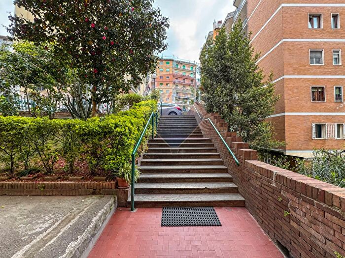 Appartamento con 6 locali in vendita in Via E a Mario, Napoli