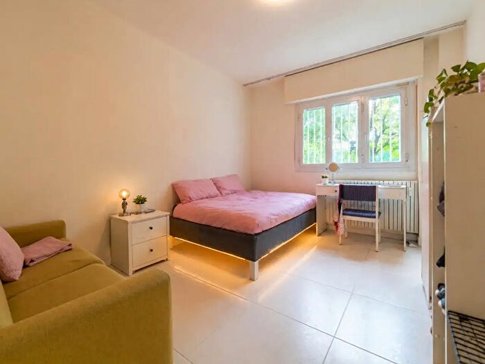 Appartamento quadrilocale in vendita in Via Guido De Ruggiero, Milano