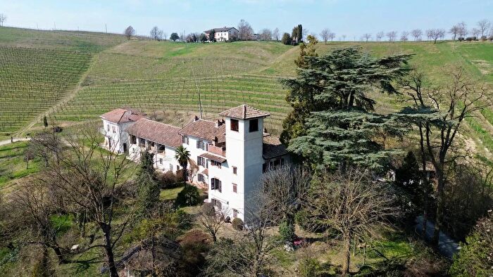 Casa con 15 locali in vendita in Strada Vecchia di Calamandrana, Nizza Monferrato