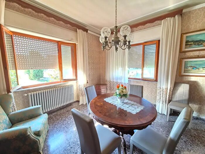 Casa con 10 locali in vendita in Via di Casanova, Lucca