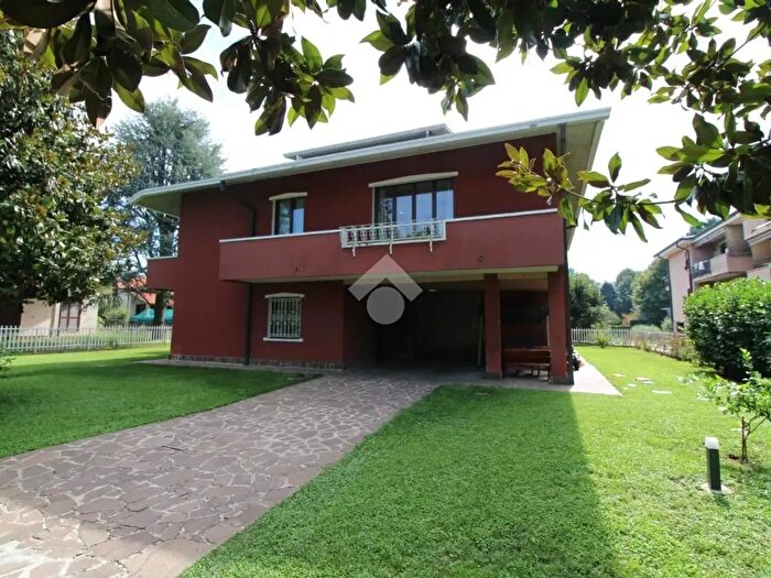 Casa con 6 locali in vendita in Via C Ferrini, Arcore