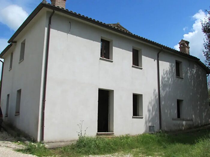Casa con 6 locali in vendita in Massa Martana