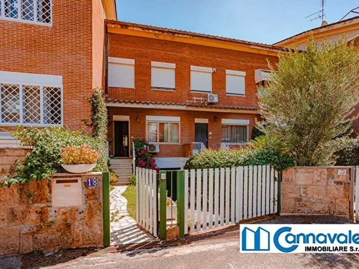Casa con 5 locali in vendita in Via Tespi, Axa, Roma
