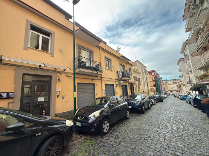 Appartamento con 5 locali in vendita in Via Costantino, Napoli