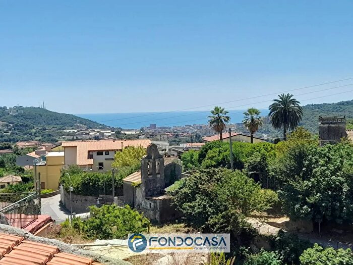Casa quadrilocale in vendita in Via Compra, Salerno