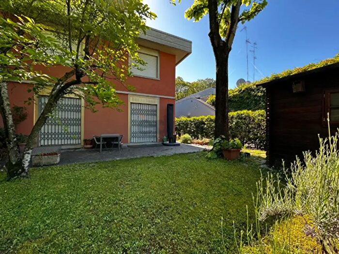 Casa con 9 locali in vendita in Via Albert Einstein, Modena