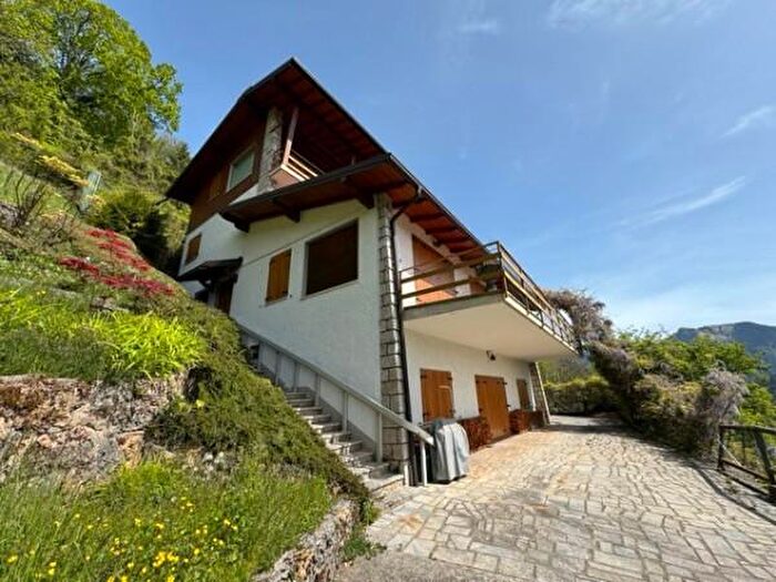 Casa con 6 locali in vendita in Via San Bernardo, Castione Della Presolana