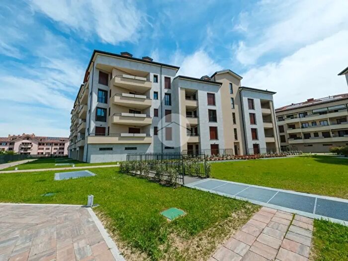 Appartamento trilocale in vendita in Via Bazzana Inferiore, Assago