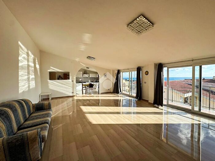 Appartamento con 5 locali in vendita in Via Liguria, Amantea